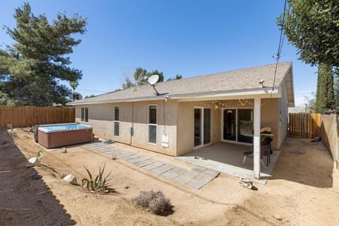 Colorful Cactus - Hot Tub, BBQ and Fire Pit! home House in Joshua Tree