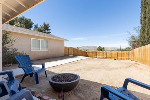 Colorful Cactus - Hot Tub, BBQ and Fire Pit! home House in Joshua Tree