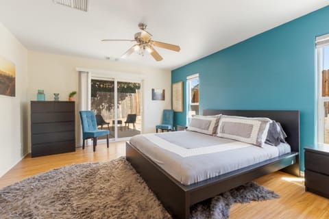 Colorful Cactus - Hot Tub, BBQ and Fire Pit! home House in Joshua Tree