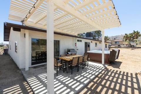 Horseshoe House - Hot Tub, BBQ and Fire Pit! home House in Joshua Tree