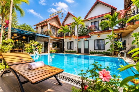 Property building, Patio, Day, Garden view, Pool view, Swimming pool, sunbed
