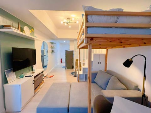 Communal lounge/ TV room, Bed, TV and multimedia, Living room, Photo of the whole room, Seating area, Evening entertainment, Bedroom