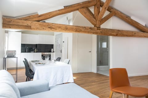 Kitchen or kitchenette, Dining area