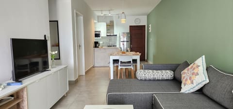 TV and multimedia, Kitchen or kitchenette, Living room, Seating area, Dining area