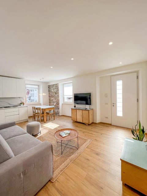 TV and multimedia, Kitchen or kitchenette, Living room, Seating area, Dining area