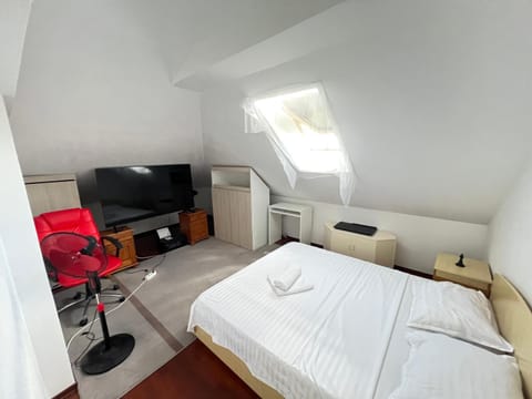 Bed, TV and multimedia, Bedroom