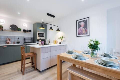 The Pinkish House - 4 bed home in the town centre House in Scotland