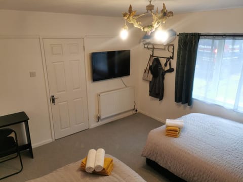 Bed, TV and multimedia, Photo of the whole room, Bedroom, towels, wardrobe