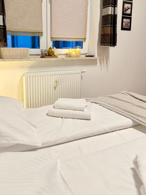 Bedroom, towels