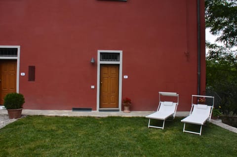 Property building, Spring, Day, Garden, Garden view, sunbed