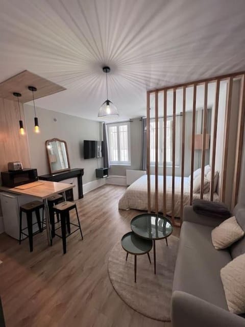 Bed, TV and multimedia, Living room, Photo of the whole room, Dining area, Bedroom