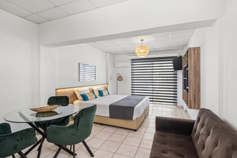 Bed, Photo of the whole room, Seating area, Dining area, Bedroom