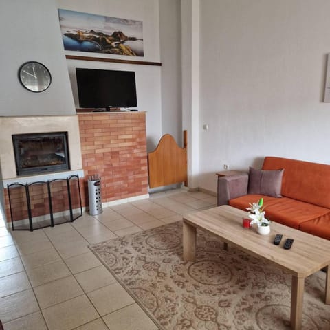 Communal lounge/ TV room, TV and multimedia, Living room, Seating area, Evening entertainment, flat iron