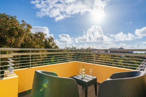 View (from property/room), Balcony/Terrace, Dining area
