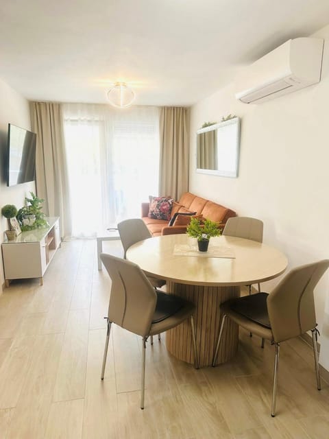 Communal lounge/ TV room, TV and multimedia, Living room, Seating area, Dining area, Evening entertainment, air conditioner
