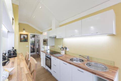 Kitchen or kitchenette, oven, pet friendly, stove