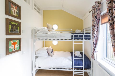 Photo of the whole room, Bedroom, bunk bed, towels