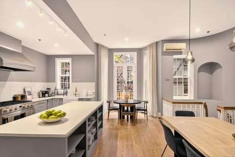 Kitchen or kitchenette, Dining area