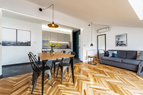 Kitchen or kitchenette, Living room, Seating area, Dining area