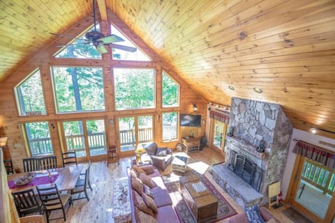 Communal lounge/ TV room, Living room, Seating area, Evening entertainment
