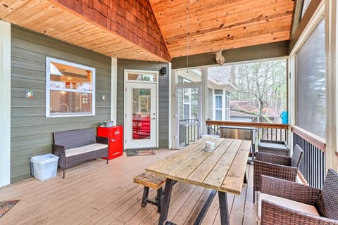 Lake Access Waleska House with Floating Dock! House in Georgia