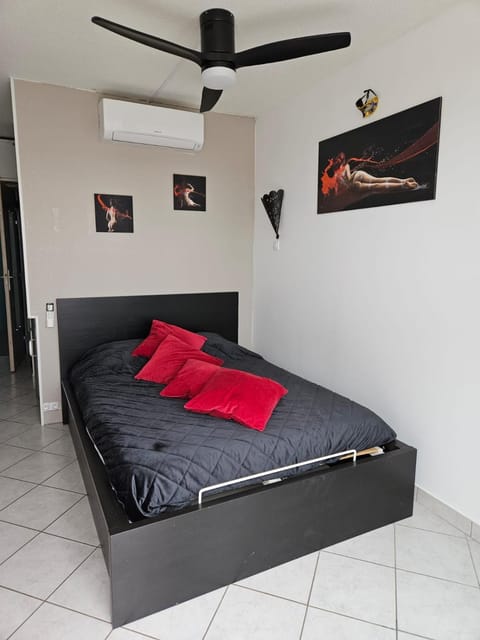 Bed, air conditioner