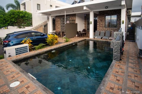 Property building, Day, Pool view, Swimming pool, Parking