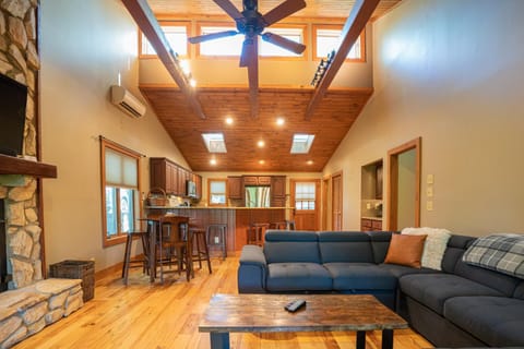 TV and multimedia, Living room, Seating area, Dining area, fireplace