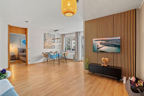 TV and multimedia, Living room, Seating area, Evening entertainment