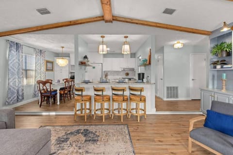 Fanta Sea - Private Seasonal Hot Tub, Game Room, Walk to Beach, Pets OK, & More! House in Lower Grand Lagoon