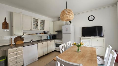 Kitchen or kitchenette, Dining area, dishwasher, oven