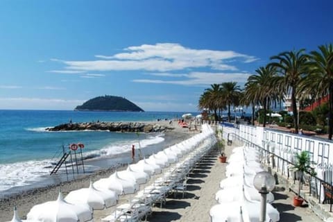 Ampio appartamento per 9 persone a pochi passi dal mare Apartment in Albenga