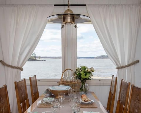 Natural landscape, Living room, Food and drinks, Seating area, Dining area, Food, Sea view