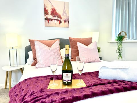 Bed, Living room, Photo of the whole room, Seating area, Bedroom
