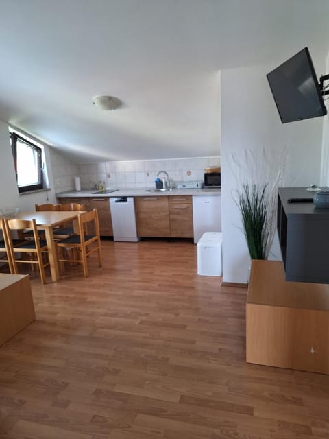 Kitchen or kitchenette, Dining area, minibar, stove