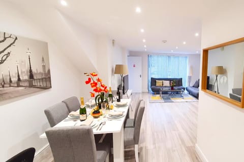 TV and multimedia, Living room, Seating area, Dining area