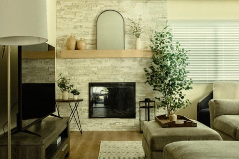 Cozy Family Home - 20 Mins from Disneyland House in Placentia