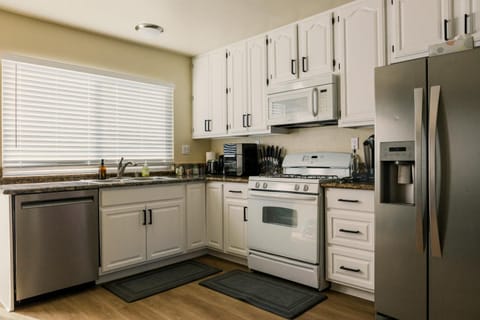 Cozy Family Home - 20 Mins from Disneyland House in Placentia