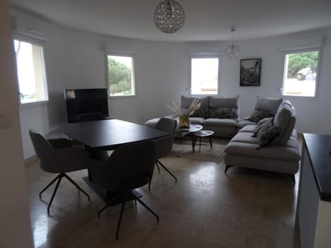 Appartement spacieux à Hyères avec piscine, climatisation et Wi-Fi - FR-1-335-156 Apartment in Hyères