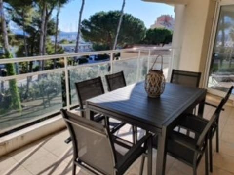 Appartement spacieux à Hyères avec piscine, climatisation et Wi-Fi - FR-1-335-156 Apartment in Hyères