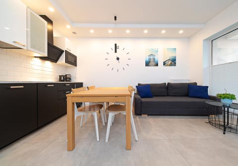 Kitchen or kitchenette, Living room, Seating area, Dining area, stove