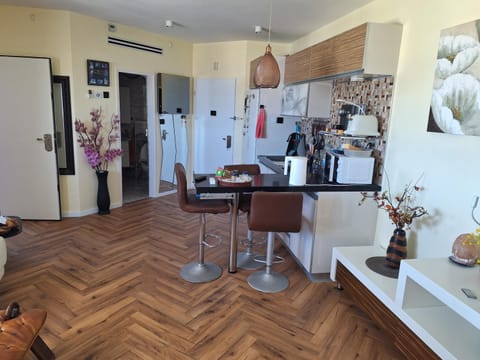 TV and multimedia, Kitchen or kitchenette, Living room, Sea view, microwave, stove, air conditioner