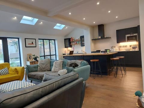 Kitchen or kitchenette, Food and drinks, Seating area, Food