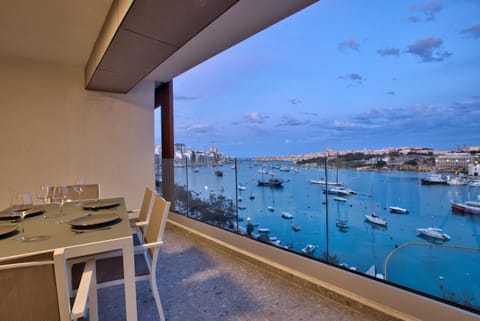 Natural landscape, View (from property/room), Balcony/Terrace, Balcony/Terrace, Dining area, City view, Sea view