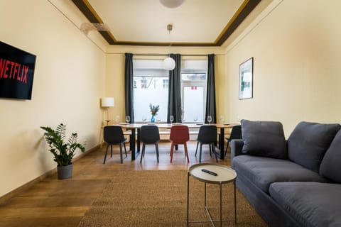 TV and multimedia, Living room, Seating area, Dining area