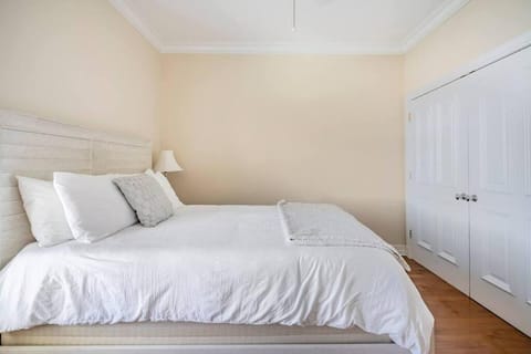 Luxury Beach House - steps to the beach House in Indian Rocks Beach