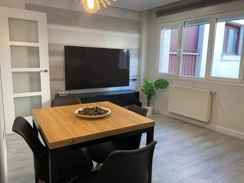 Communal lounge/ TV room, TV and multimedia, Living room, Seating area, Dining area