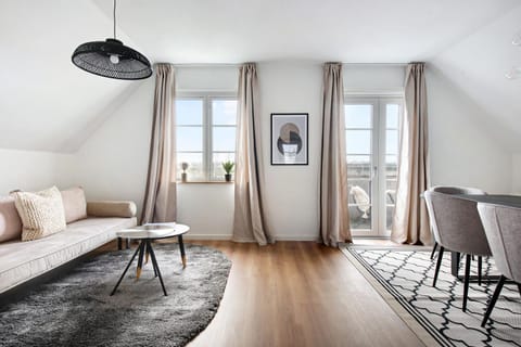 TV and multimedia, Seating area, Bedroom