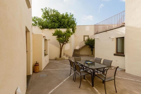 Patio, Day, Garden, Balcony/Terrace, Dining area