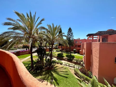 Garden view, Street view